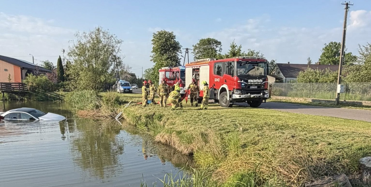 Auto wpadło do stawu przy remizie OSP Trzciniec