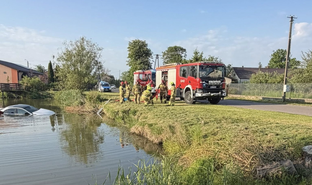 Auto wpadło do stawu przy remizie OSP Trzciniec