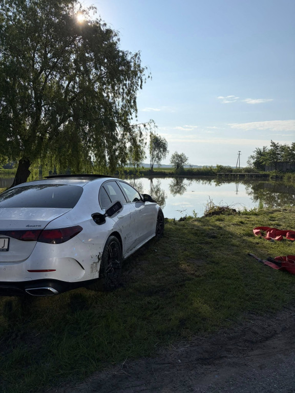 Auto wpadło do stawu przy remizie OSP Trzciniec