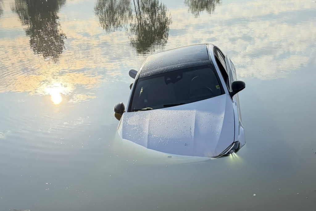 Auto wpadło do stawu przy remizie OSP Trzciniec
