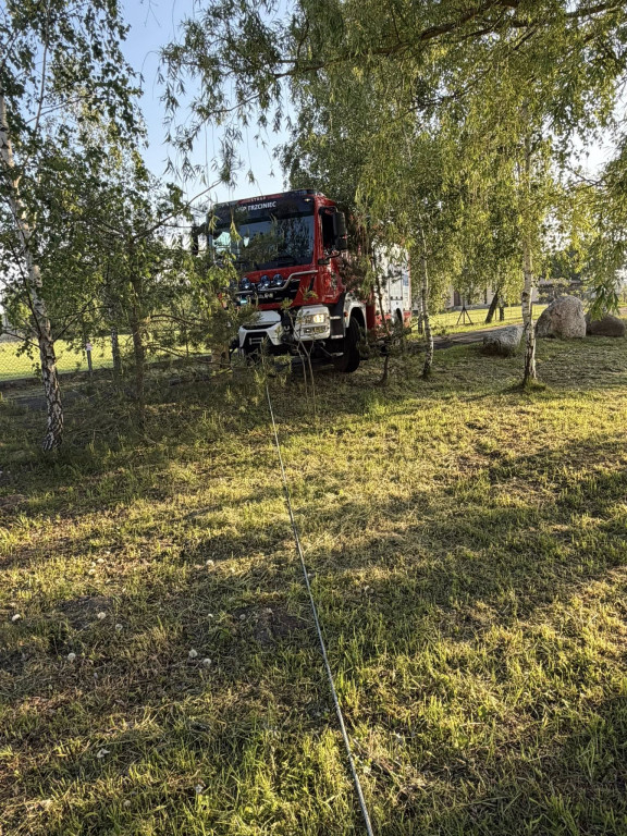 Auto wpadło do stawu przy remizie OSP Trzciniec