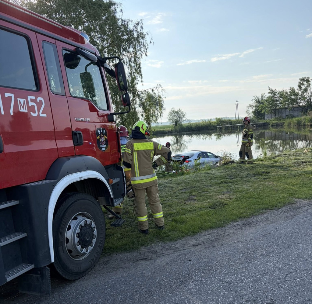 Auto wpadło do stawu przy remizie OSP Trzciniec