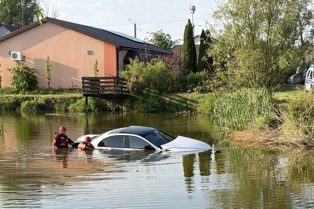 Auto wpadło do stawu przy remizie OSP Trzciniec