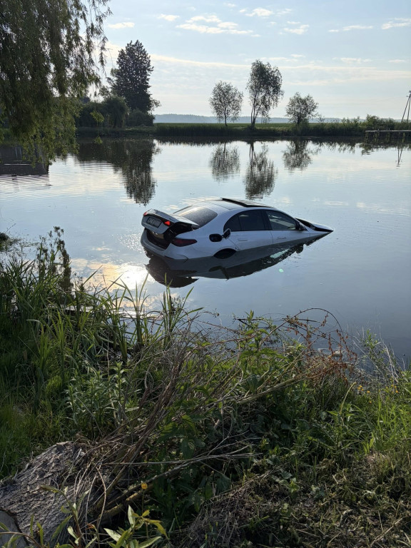 Auto wpadło do stawu przy remizie OSP Trzciniec