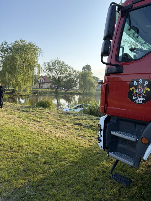 Auto wpadło do stawu przy remizie OSP Trzciniec