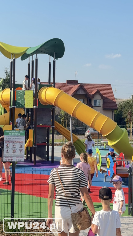 Nowy plac zabaw przy Urzędzie Gminy Obryte