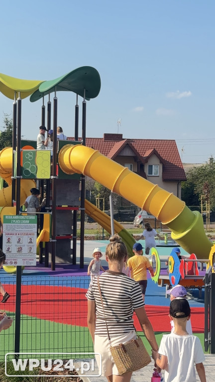 Nowy plac zabaw przy Urzędzie Gminy Obryte