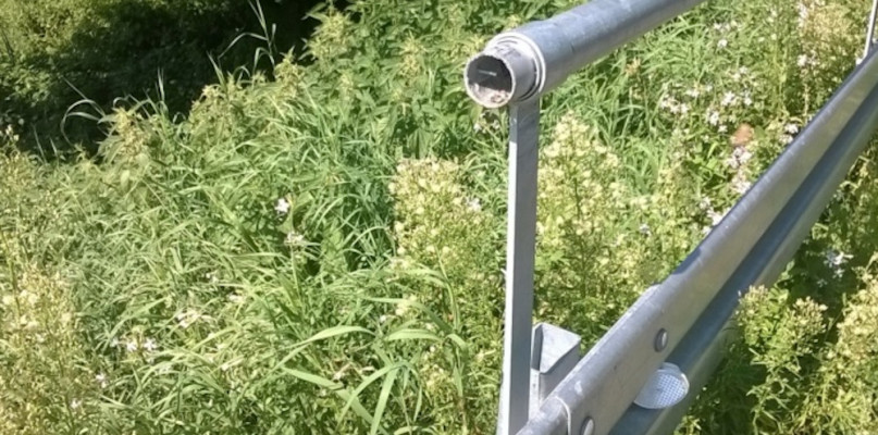 Dzisiejszej nocy chwilowo nieznani sprawcy dopuścili się chuligańskich aktów demontażu fragmentów barier ochronnych, w kilku miejscach, zlokalizowanych na bulwarze w kierunku kładki dla pieszych od strony Popław, wzdłuż ulicy Gajkowicza