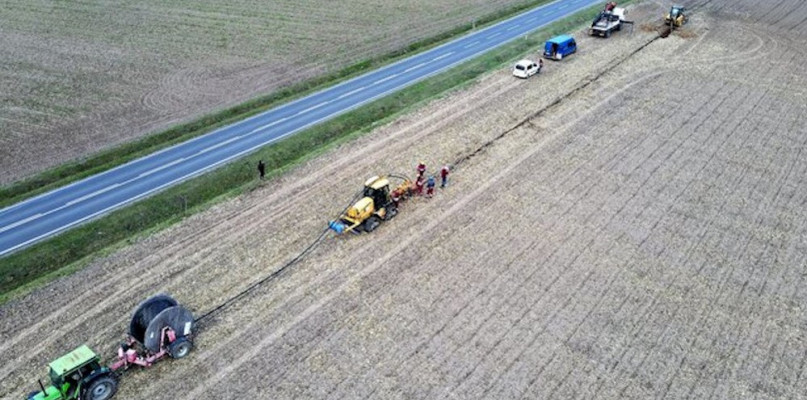 Układanie kabli metodą płużenia. Fot.Energa