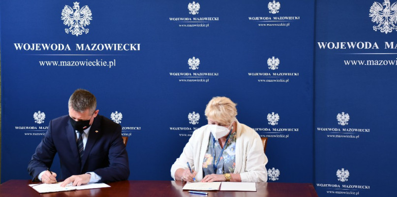 Fot. Urząd Wojewódzki. Podpisywanie umowy - Wicewojewoda Mazowiecki Artur Standowicz oraz Skarbnik Miasta Pułtusk Teresa Turek