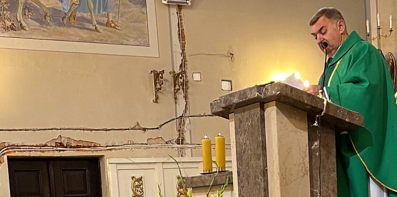 Na zdjęciu widoczne są prace przygotowawcze do remontu kościoła