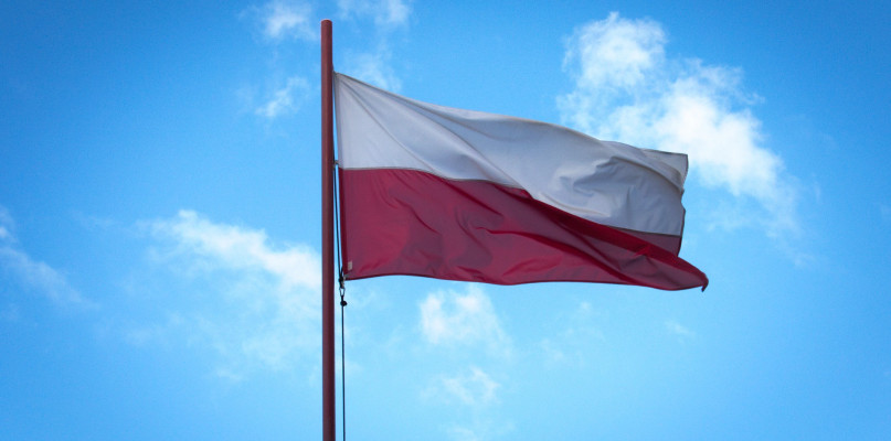 Rząd chce grzebać przy polskim hymnie! Jak teraz ma brzmieć? 