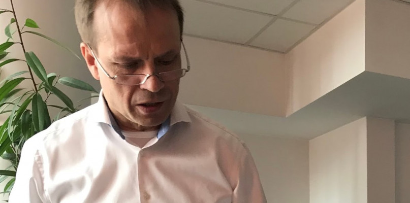 Na zdjęciach w artykule Robert Gajda w „różnych rolach” – lekarza, wykładowcy, sportowca, partnera