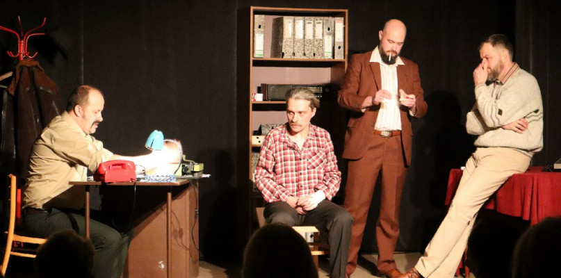 „Degrengolada” w wykonaniu teatru amatorskiego MCKiS w Pułtusku 
