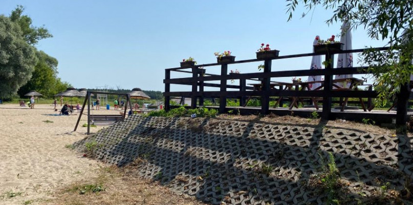 Na plaży w Pułtusku nad Narwią funkcjonuje ogródek gastronomiczny