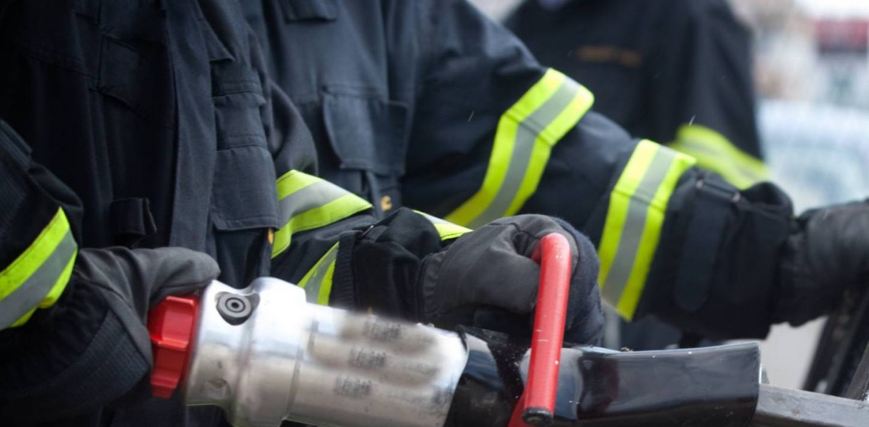 Mężczyzna widząc, że ratownicy wyposażeni są w sprzęt burzący otworzył drzwi.