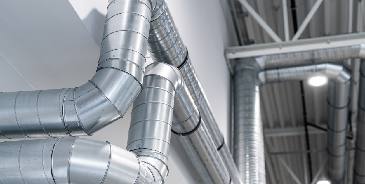 Jakie zalety mają skrzynki rozprężne w systemach wentylacyjnych?