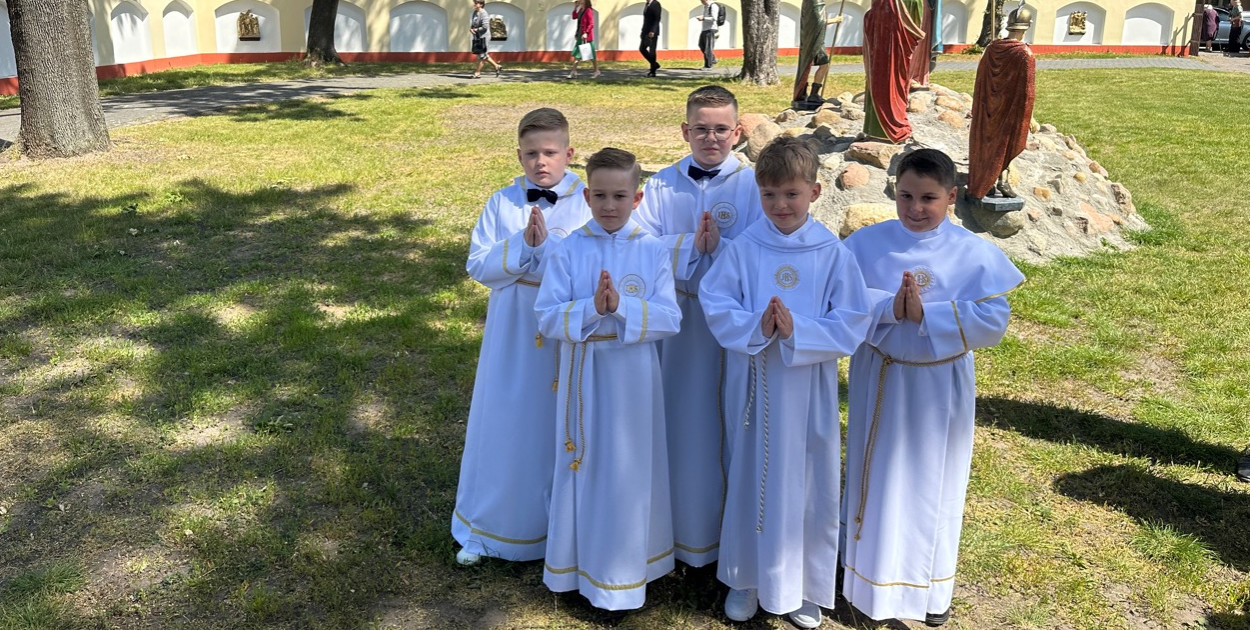 W kolejnych parafiach pułtuskich, dzieci przyjęły I Komunię Świętą