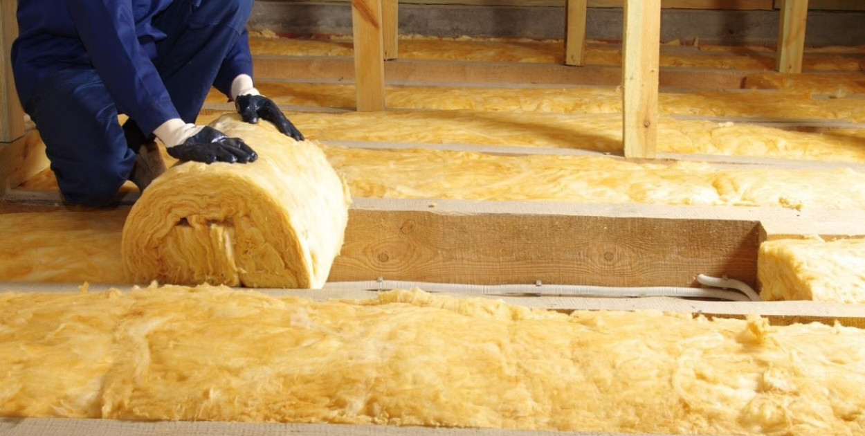 Wełna mineralna – dlaczego warto wybrać ten materiał izolacyjny do domu?