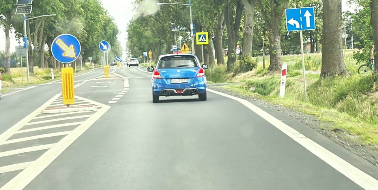 Widok na ruchliwą trasę DK61 w Pułtusku – rozbudowa drogi i planowana obwodnica mają poprawić bezpieczeństwo.