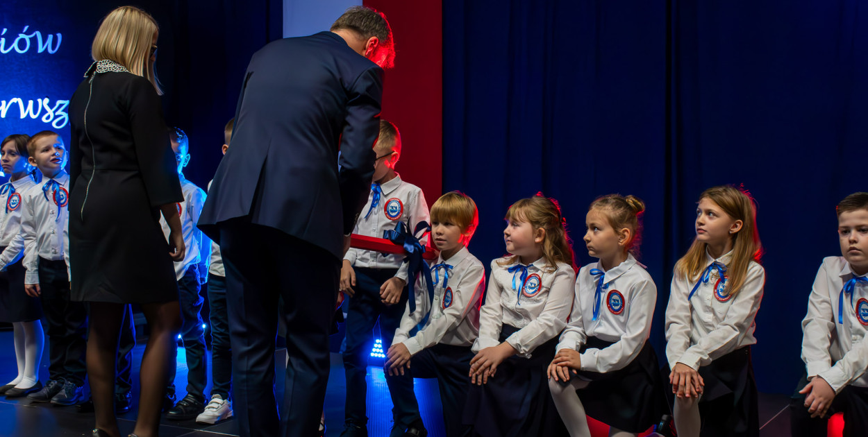 Uczniowie Pułtuskiej Czwórki podczas uroczystego ślubowania klas pierwszych
