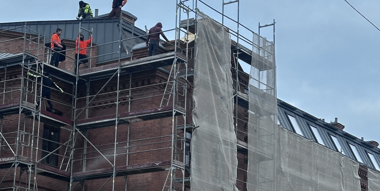 Koszarowiec w Pułtusku przekształcany w nowoczesne mieszkania komunalne