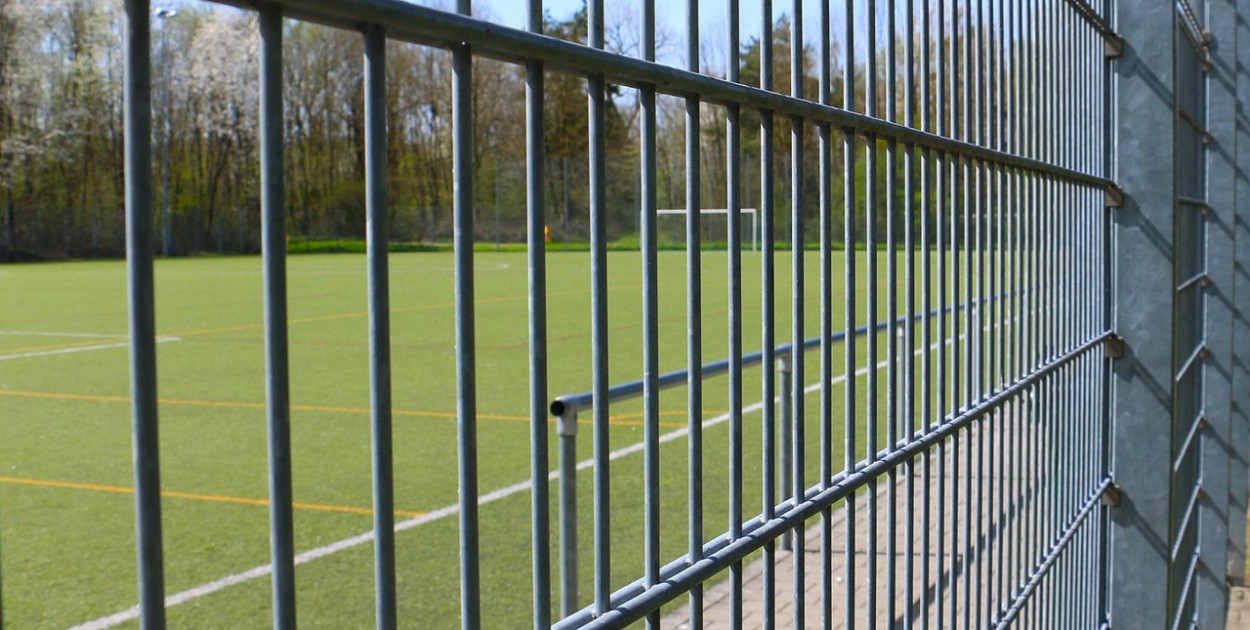 Modernizacja „Orlika” w Winnicy – nowe ogrodzenie, nawierzchnia i infrastruktura sportowa