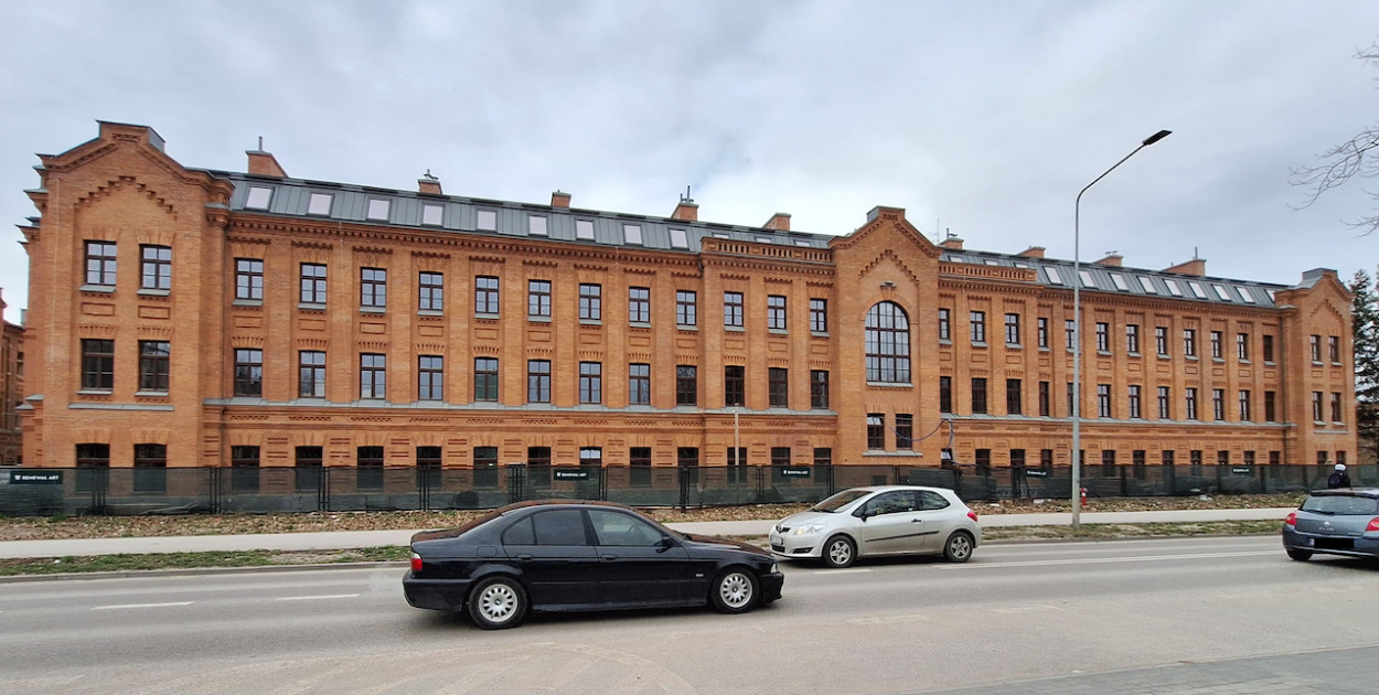 Odnowiona elewacja byłych koszar wojskowych w Pułtusku gotowa