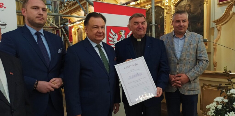 [Zdjęcie: UMWM] W Czerwińsku Certyfikat odebrał proboszcz, ks. Cezary Siemiński w towarzystwie wójta Sebastiana Mroczkowskiego