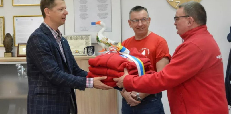 Zastępca Burmistrza Miasta Pułtusk Mateusz Miłoszewski przekazał 6 kompletów polarów wraz koszulkami i czapkami dla członków Honorowych Dawców Krwi Polskiego Czerwonego Krzyża ?Kropla życia? w Pułtusku