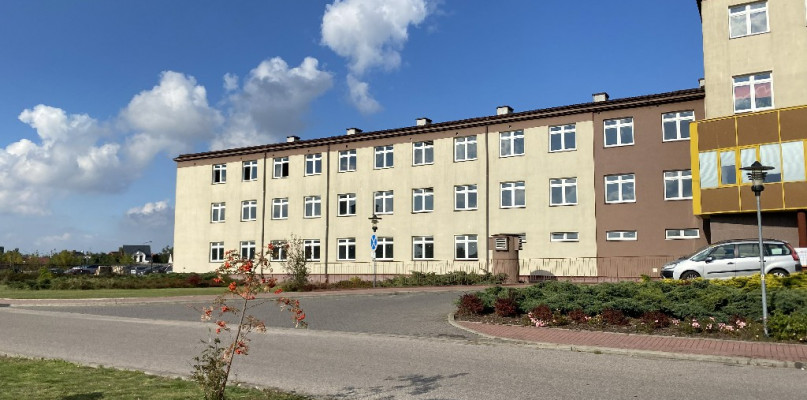 Widoczny po lewej budynek szpitala w Pułtusku już jest remontowany