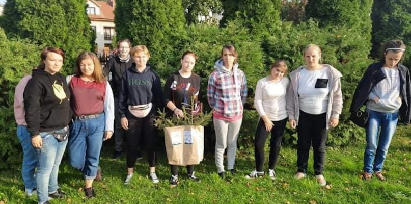 Wychowankowie Specjalnego Ośrodka Szkolno-Wychowawczego im. Anny Karłowicz w Pułtusku posadzili las na swoim terenie