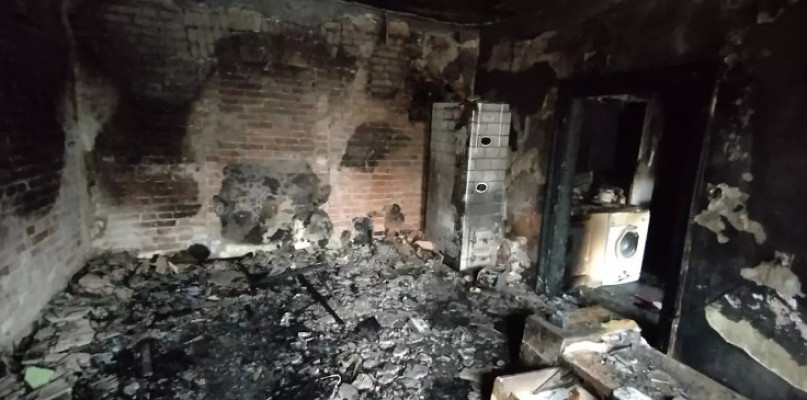 Pomimo nocnej pory uczestniczący w akcji pułtuscy strażacy sprawnie ugasili szybko rozwijający się pożar 