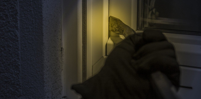 Sprawcy po uprzednim wyłamaniu zamków w drzwiach dostali się do wnętrza mieszkania