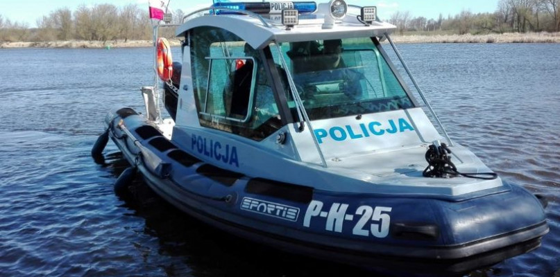 Wodny patrol pułtuskiej Policji, na szlaku żeglugowym rzeki Narew, na wysokości miejscowości Dzierżenin, zatrzymał do kontroli sternika łodzi wędkarskiej napędzanej silnikiem spalinowym