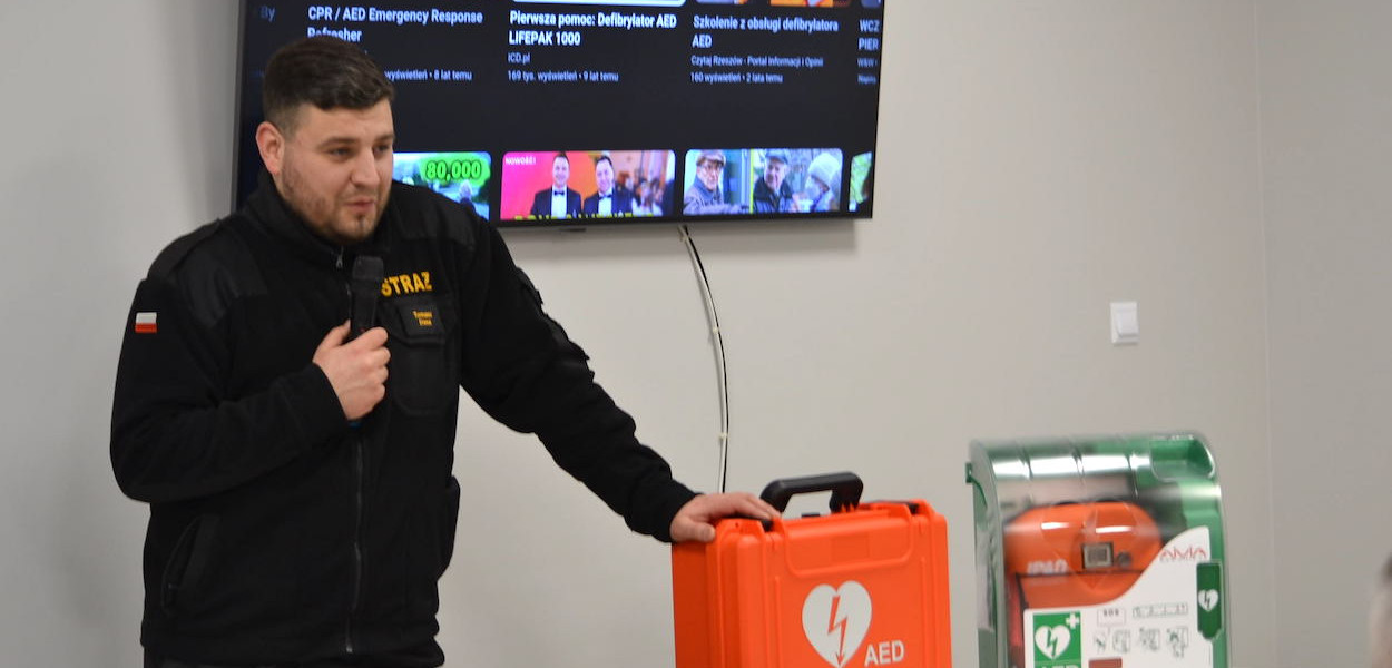 Druh Tomasz Dana prezentuje oba egzemplarze defibrylatorów