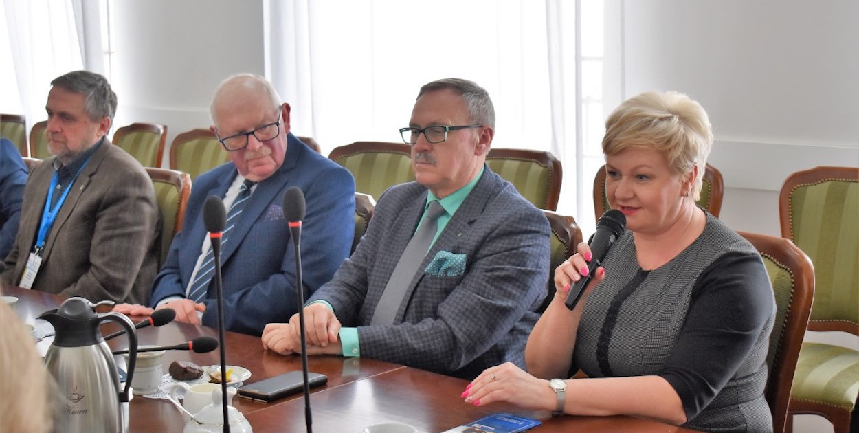 Podczas spotkania władze Powiatu Pułtuskiego reprezentowała Wicestarosta Pułtuski Beata Jóźwiak wraz z Przewodniczącym Rady Powiatu w Pułtusku Tadeuszem Nalewajkiem.