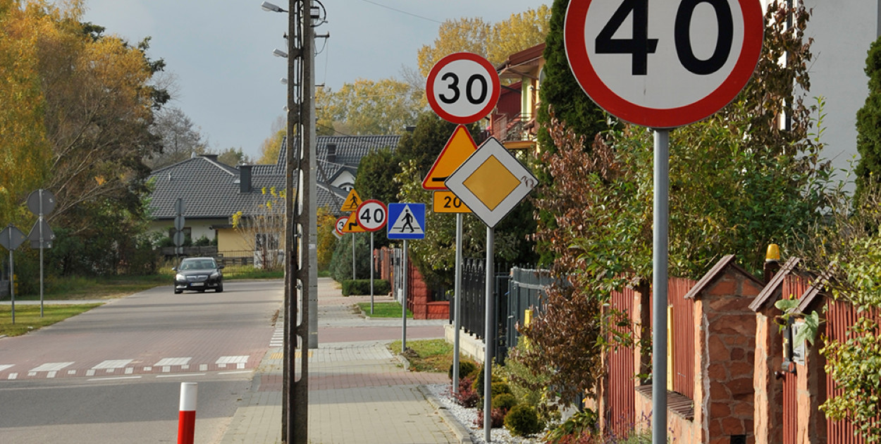 Widok na ulicę Nadnarwiańską w Pułtusku – nowa nawierzchnia i liczne znaki drogowe