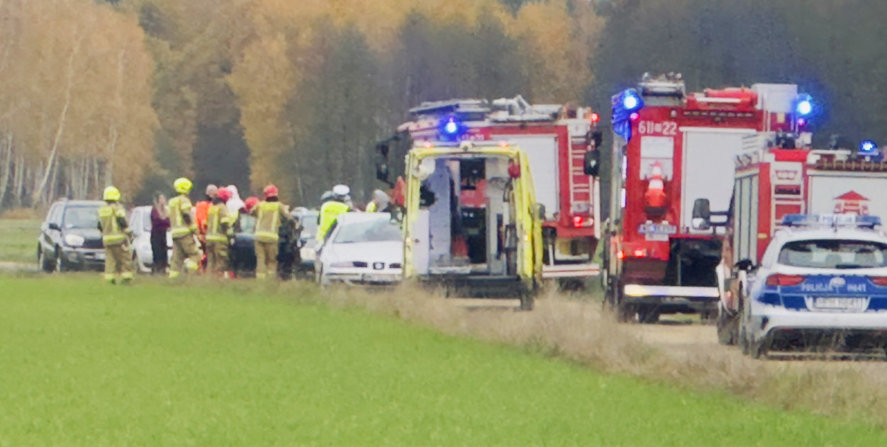 Dachowanie samochodu na szutrowej drodze w Topolnicy – akcja ratunkowa w gminie Zatory