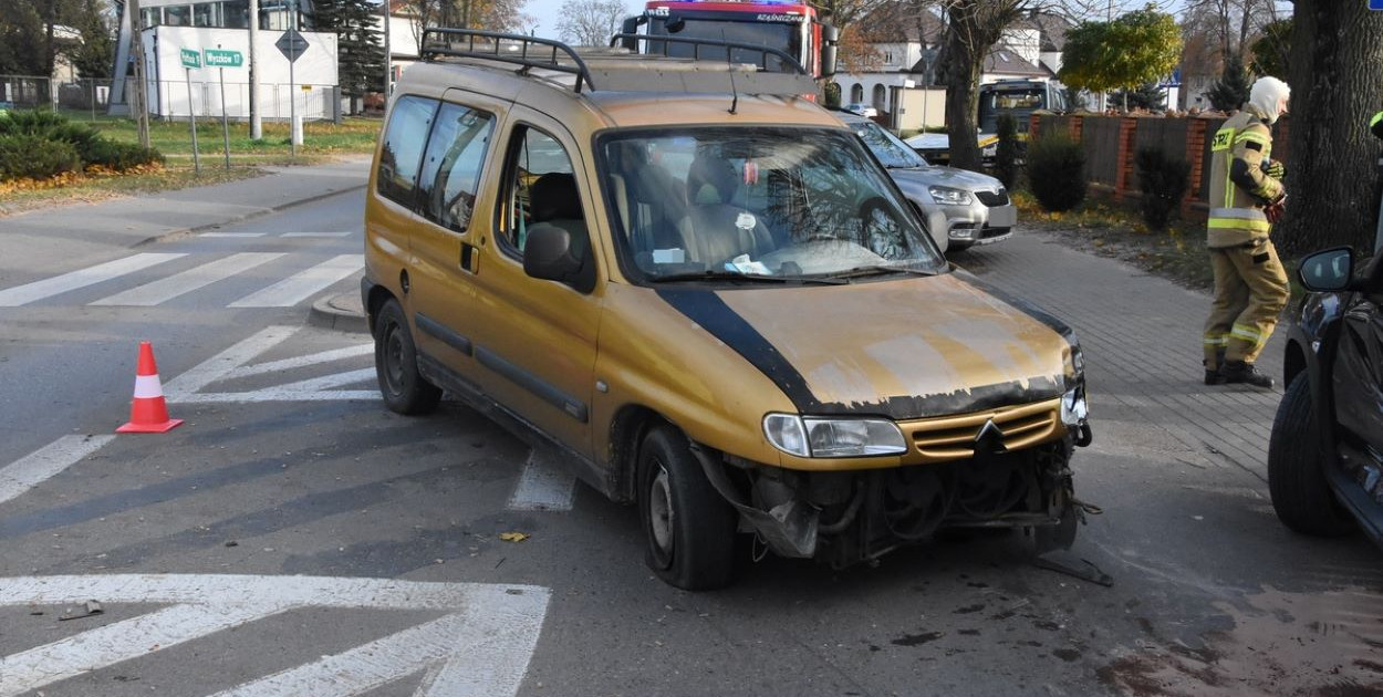 Pijany kierowca citroena bez prawa jazdy powoduje wypadek na ulicy Wyszkowskie