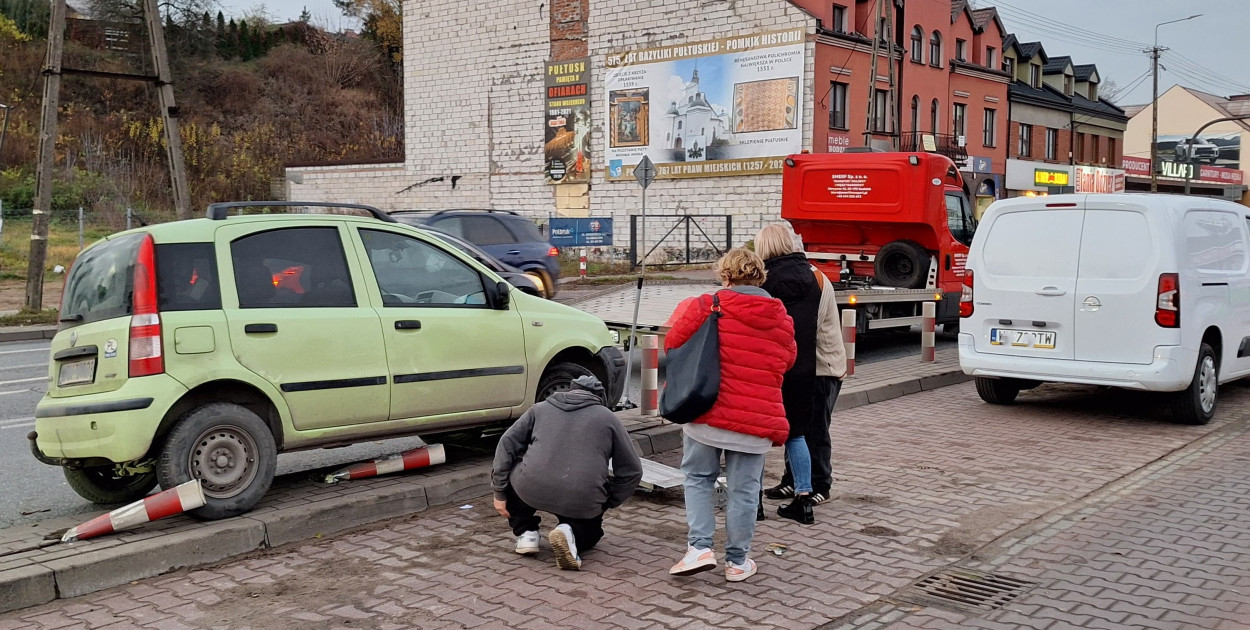 Auto na poboczu po nagłym hamowaniu, uszkodzone słupki bezpieczeństwa