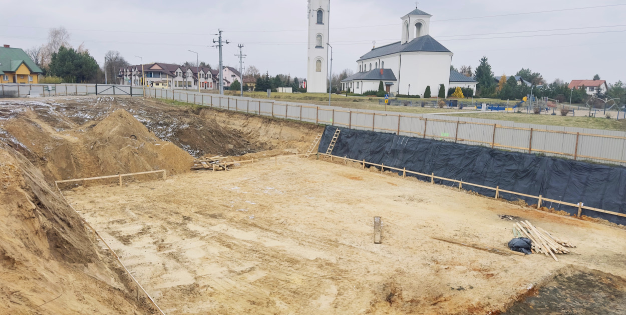 Nowoczesny blok mieszkalny w Pułtusku z garażem podziemnym i fotowoltaiką – wizualizacja projektu