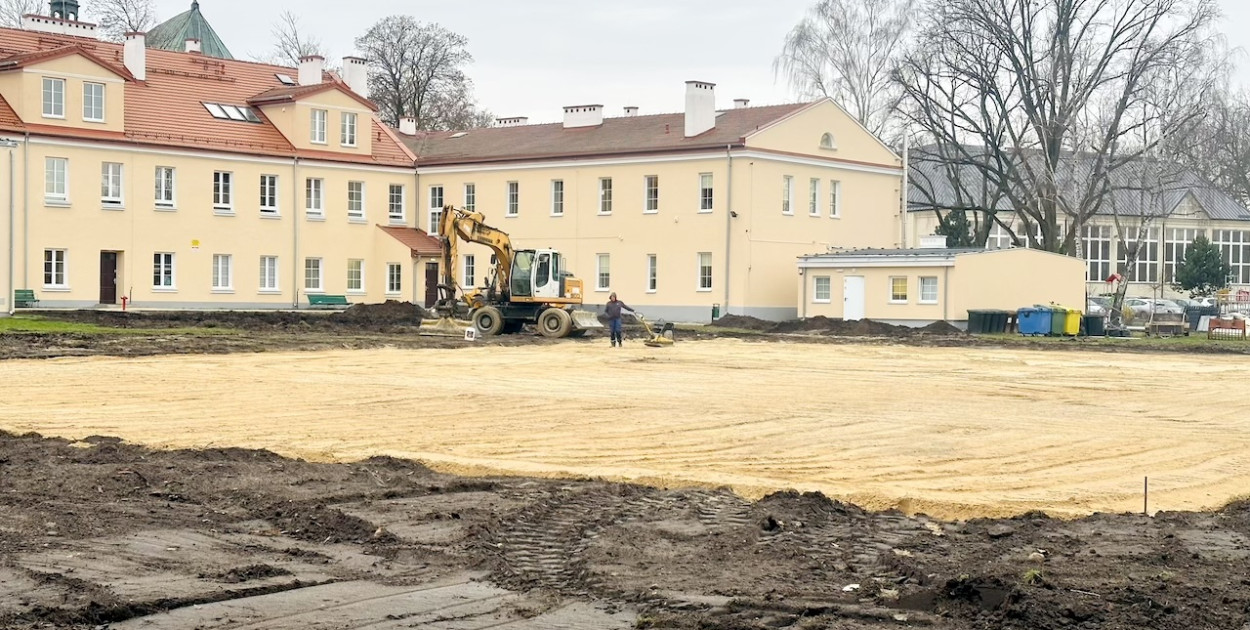 Prace nad nowoczesnym boiskiem w Pułtusku – inwestycja dla sportu i rekreacji!