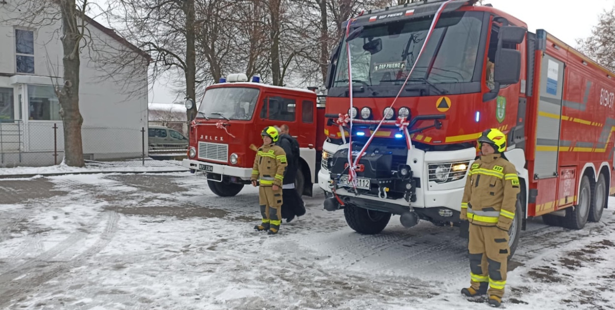 Stary Jelcz i Renault Kerax podczas oficjalnego powitania w OSP Pniewo