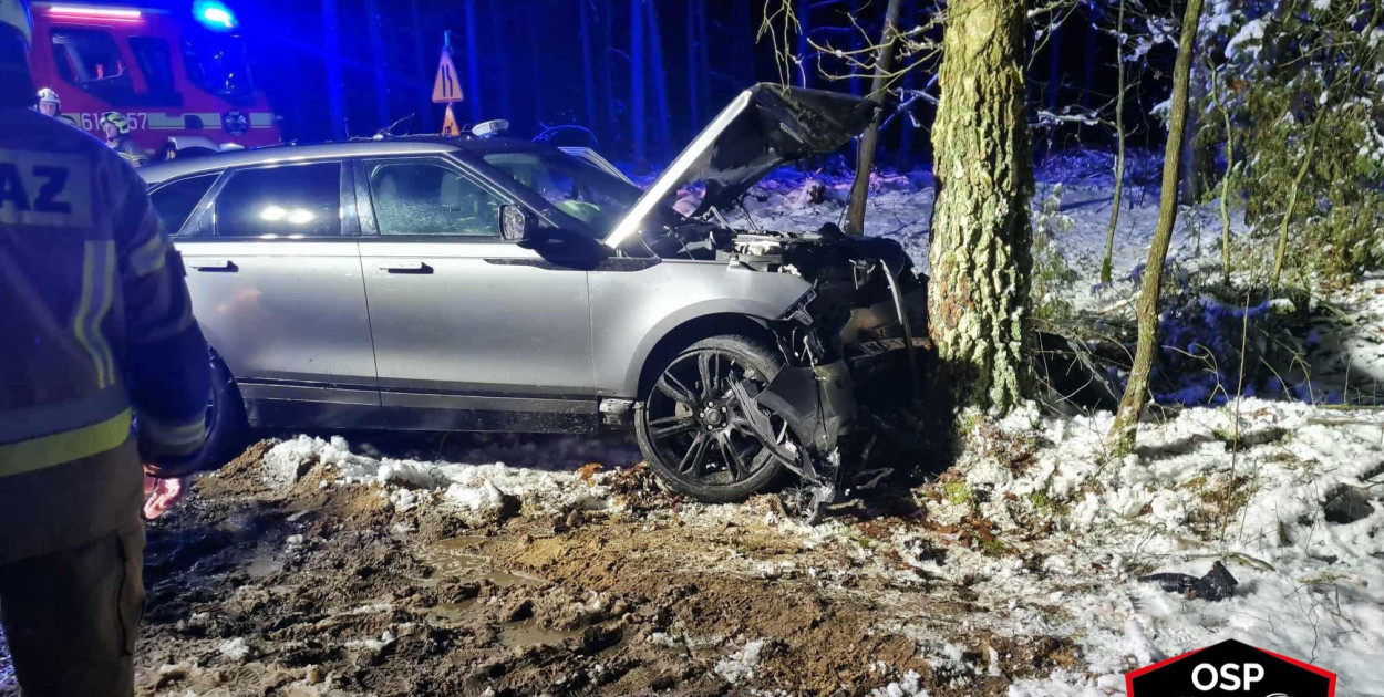 Śliskie drogi – poważny wypadek w powiecie pułtuskim. Zachowaj ostrożność!; zdjęcie OSP Drwały