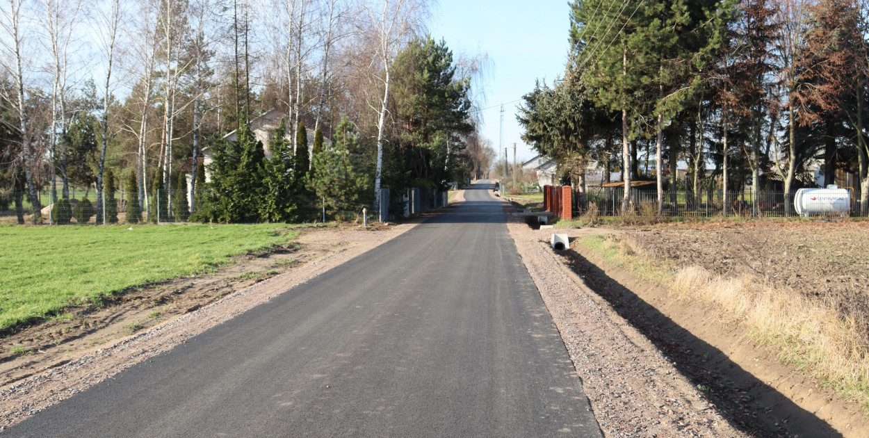 Nowa asfaltowa droga w Przewodowie Parcelach – 2 km komfortu i bezpieczeństwa dla mieszkańców/ zdjęcie: UG Gzy