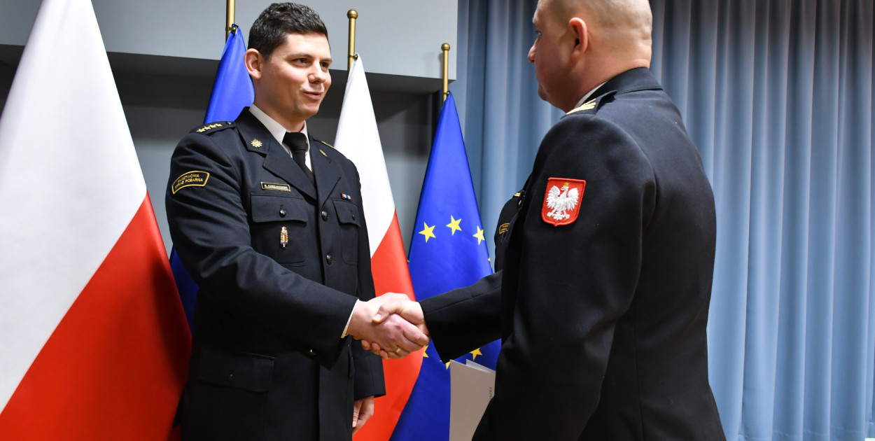 St. kpt. Konrad Chrzanowski podczas uroczystości powołania na stanowisko Zastępcy Komendanta Powiatowego PSP w Pułtusku/ zdjęcie:  kpt. Tomasz Banaczkowski