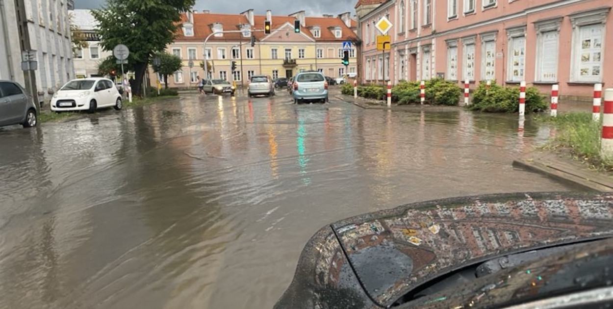 Zalany Plac Teatralny w Pułtusku – zagrożenie może powrócić!