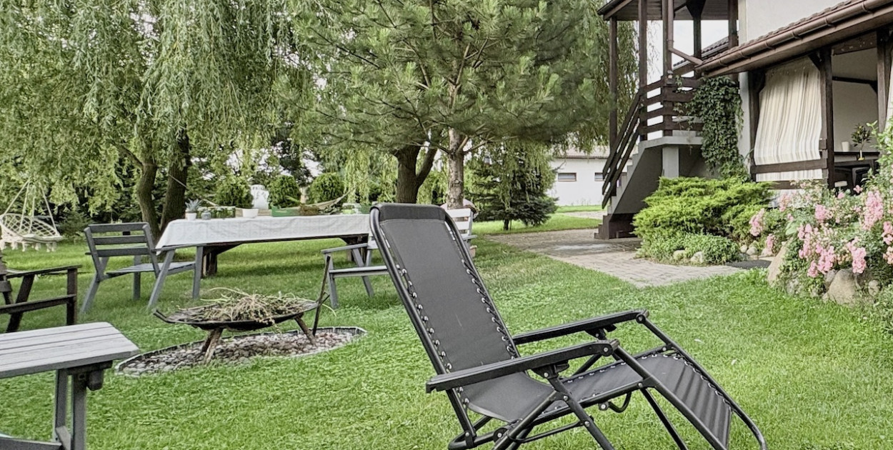 Dom letniskowy na uboczu – typowy przykład sezonowego pustostanu w powiecie pułtuskim