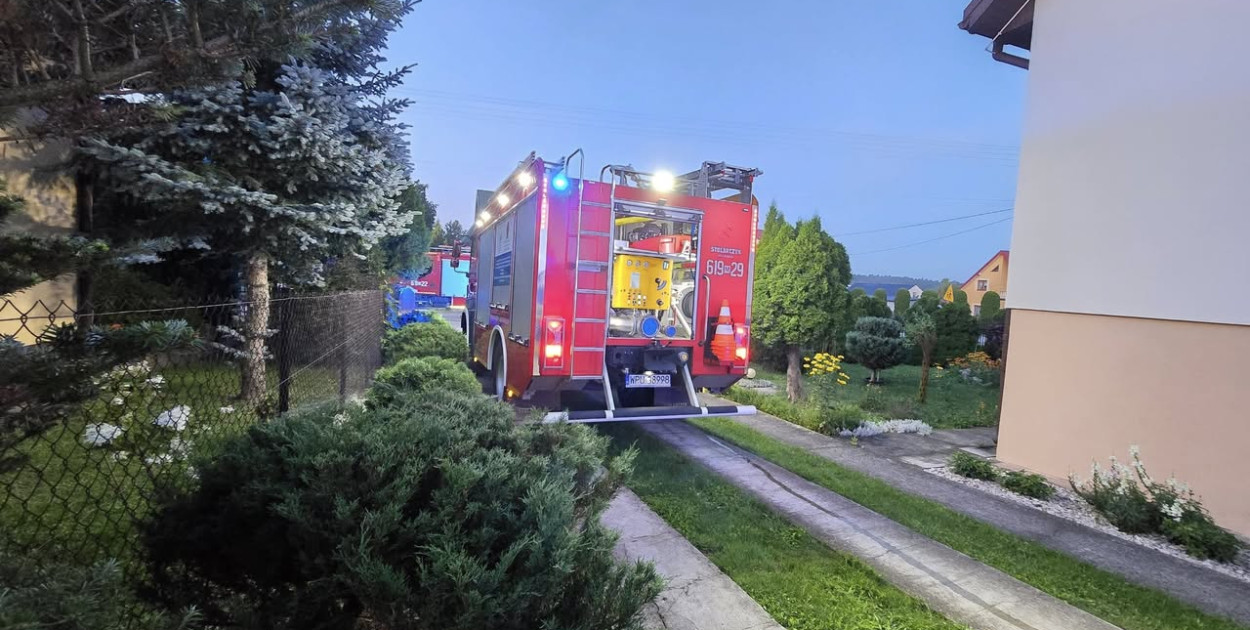 Strażacy gaszą pożar piwnicy w domu jednorodzinnym w Psarach – akcja o świcie/ Zdjęcie: OSP Obryte